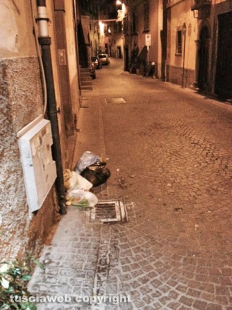 Raccolta dell\'umido - Il centro storico coperto di immondizia