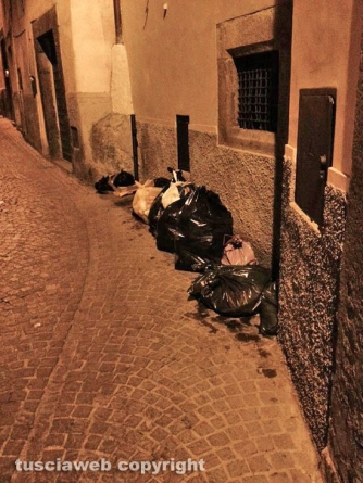 Raccolta dell\'umido - Il centro storico coperto di immondizia