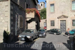 Piazza San Carluccio colma di auto