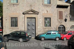 Piazza San Carluccio colma di auto