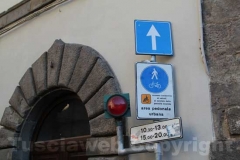 Il semaforo e l\'accozzaglia di segnali a San Pellegrino