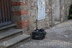 Immondizia davanti alla Caritas