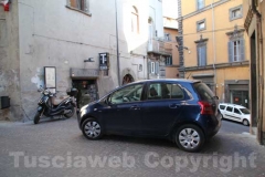 Auto in sosta sulla scalinata di palazzo Poscia