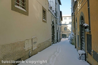 Il centro storico coperto di neve