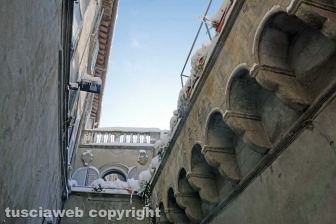 Il centro storico coperto di neve
