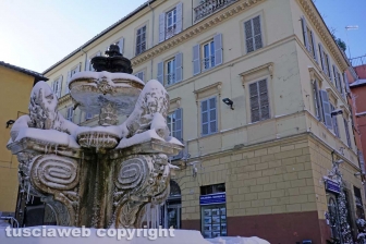 Il centro storico coperto di neve