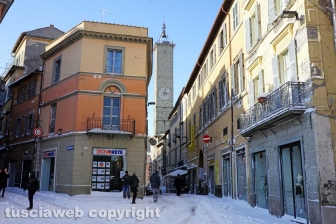 Il centro storico coperto di neve