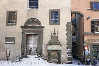 Il centro storico coperto di neve