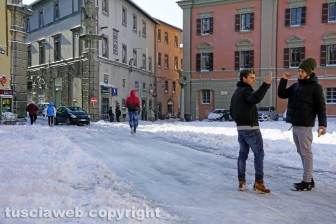 Il centro storico coperto di neve