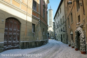 Il centro storico coperto di neve