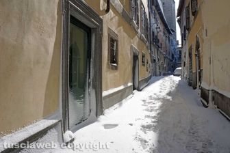 Il centro storico coperto di neve