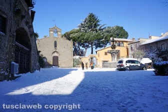 Il centro storico coperto di neve
