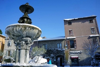 Il centro storico coperto di neve