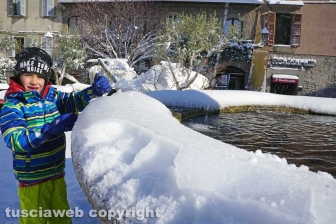Il centro storico coperto di neve