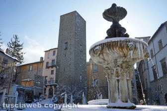 Il centro storico coperto di neve