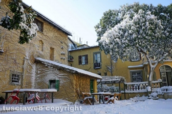 Il centro storico coperto di neve