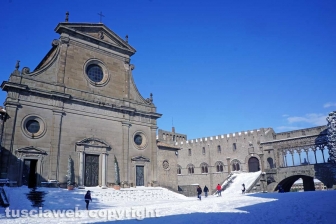Il centro storico coperto di neve