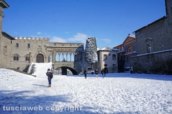 Il centro storico coperto di neve