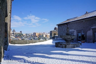 Il centro storico coperto di neve