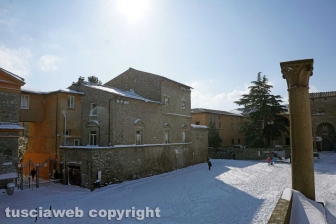 Il centro storico coperto di neve