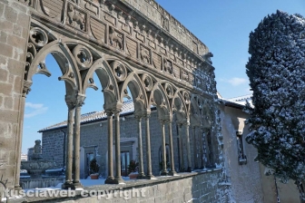 Il centro storico coperto di neve