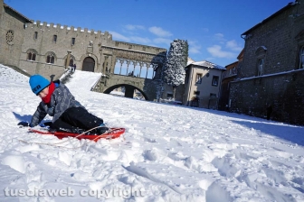 Il centro storico coperto di neve