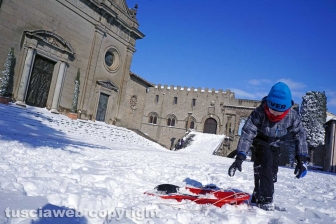 Il centro storico coperto di neve