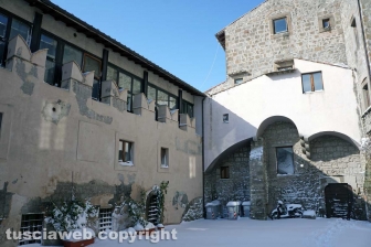 Il centro storico coperto di neve