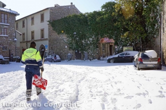 Il centro storico coperto di neve