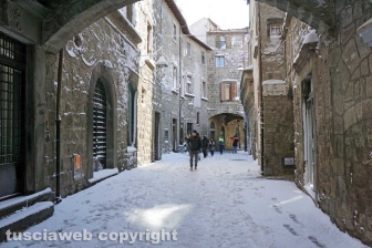 Il centro storico coperto di neve