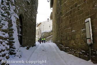 Il centro storico coperto di neve