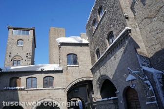 Il centro storico coperto di neve