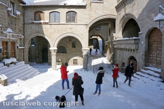 Il centro storico coperto di neve