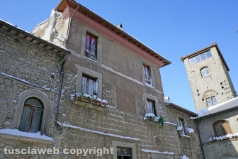 Il centro storico coperto di neve