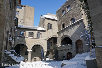 Il centro storico coperto di neve