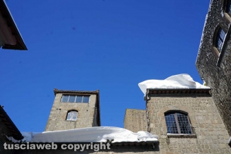 Il centro storico coperto di neve
