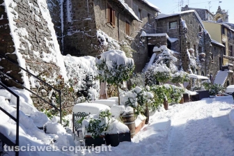Il centro storico coperto di neve