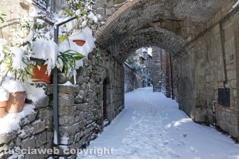 Il centro storico coperto di neve