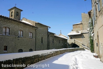 Il centro storico coperto di neve