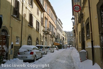 Il centro storico coperto di neve