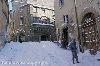 Il centro storico coperto di neve