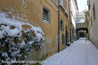 Il centro storico coperto di neve