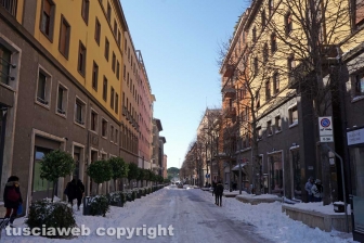 Il centro storico coperto di neve