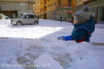 Il centro storico coperto di neve