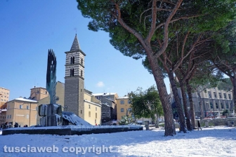Il centro storico coperto di neve