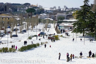 Il centro storico coperto di neve