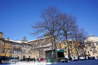Il centro storico coperto di neve
