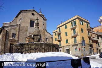 Il centro storico coperto di neve