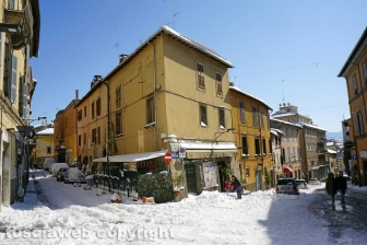 Il centro storico coperto di neve