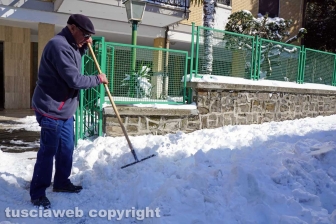 Il centro storico coperto di neve